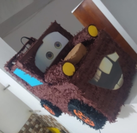 Piñata en panama con forma del personaje Mate de la pelicula Cars